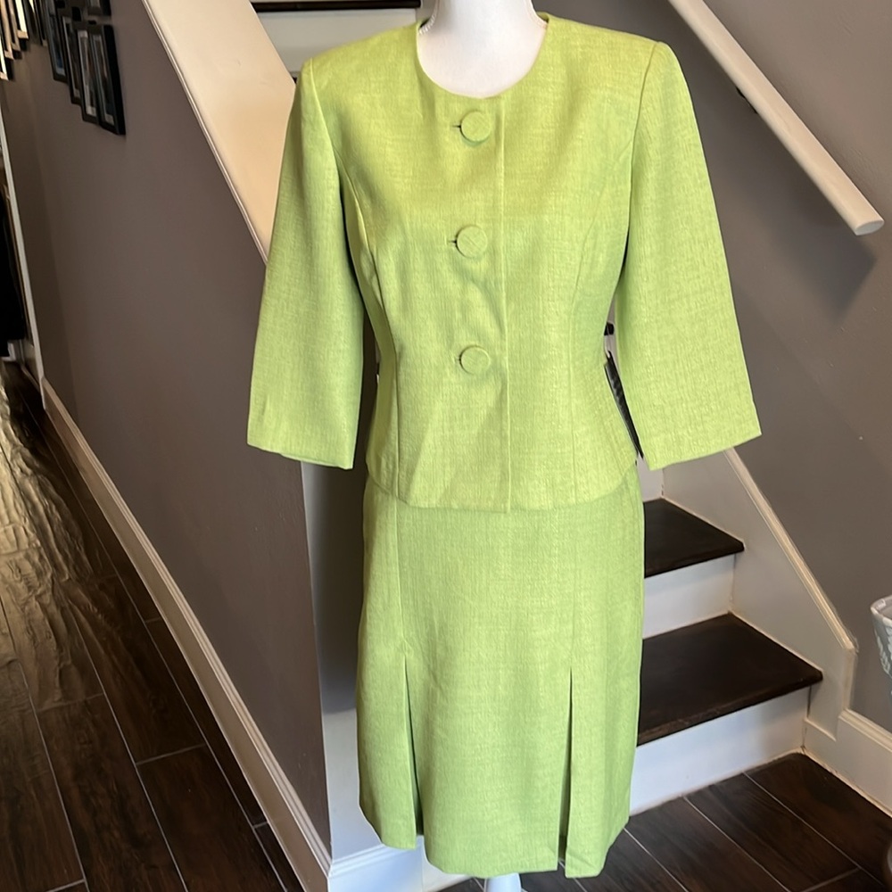 Leslie Fay Lime 2 piece Ladies Suit. Jacket has 3 Buttons & Skirt Sz 8